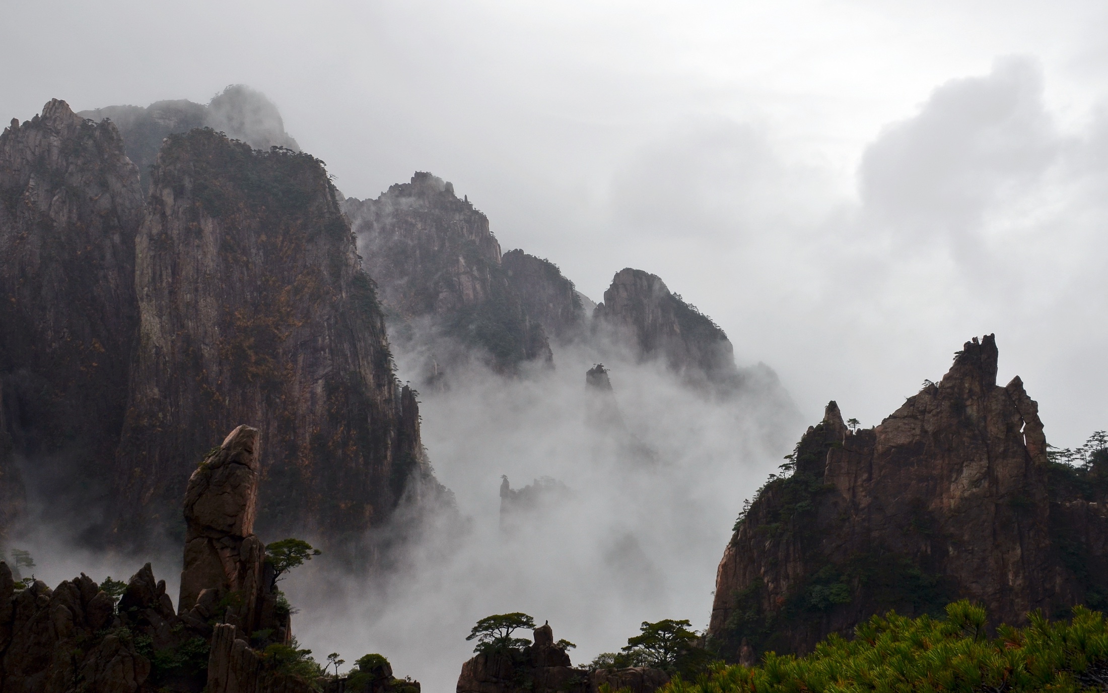 云雾中的黄山西海大峡谷峰林
